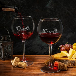 Set De 2 Verres à Vin Décoratifs – Transparent – Fabriqué En Chine – Bon état