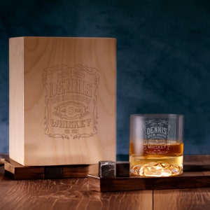 Boîte à whisky en bois personnalisée signature, cadeau de Saint-Valentin, ensemble de verres à whisky, ensemble cadeau d'articles de bar personnalisés, ensemble cadeau pour amateurs de whisky. Cadeau pour lui image 2