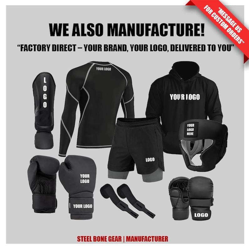 Pu&ograve; includere: Un assortimento di attrezzature da boxe e arti marziali nere, tra cui guantoni, caschetto, parastinchi e abbigliamento. L'immagine include il testo "WE ALSO MANUFACTURE!" e "FACTORY DIRECT - YOUR BRAND, YOUR LOGO, DELIVERED TO YOU".