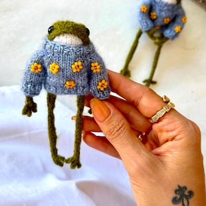 Froggie frog crochet,Green frog knitted,Froggie&#39;s sweater,Cute toy frog,Amigurumi frog,Gift for christmas,Gift for birthday,Valentine&#39;s Day
