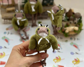 Virkad groda i huvtröja: Handgjord amigurumi-leksak av ekologisk bomull