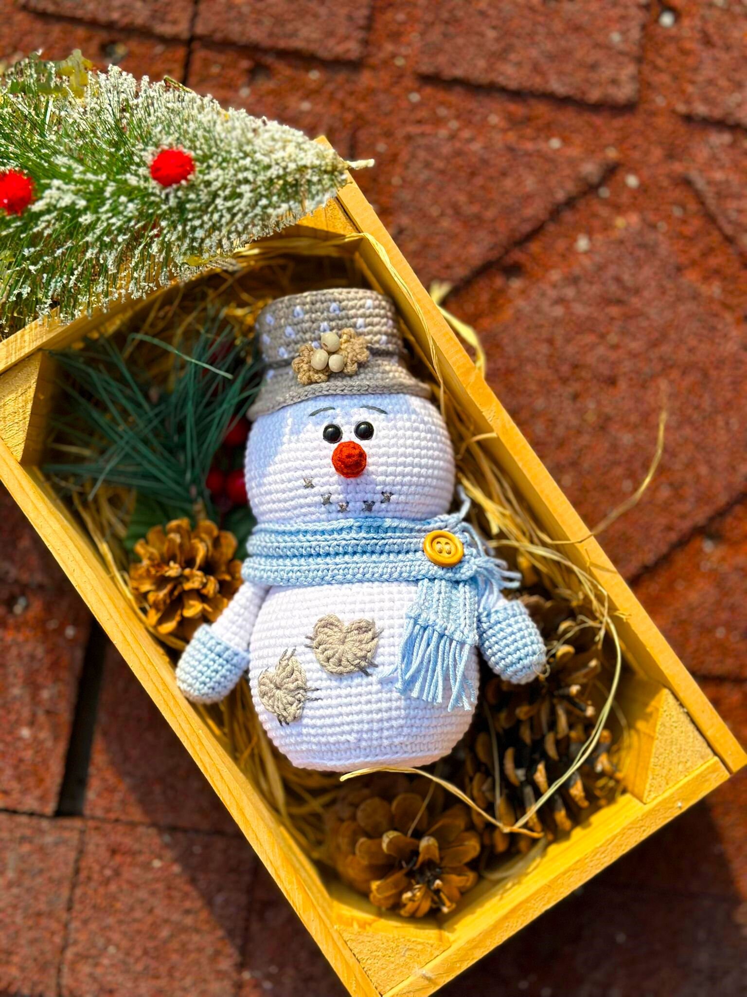 クリスマスプレゼント かぎ針編みの雪だるま、あみぐるみの雪だるま