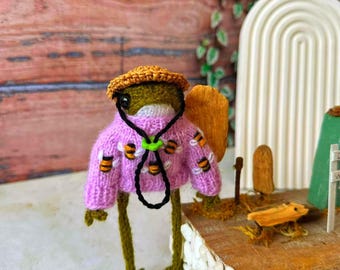 Bee sweater Gifts Cute Lovely Green Frog, Finished Toy, Little Frog Crochet Amigurumi Toy, Green Frog,Knitting Toys , git for kids