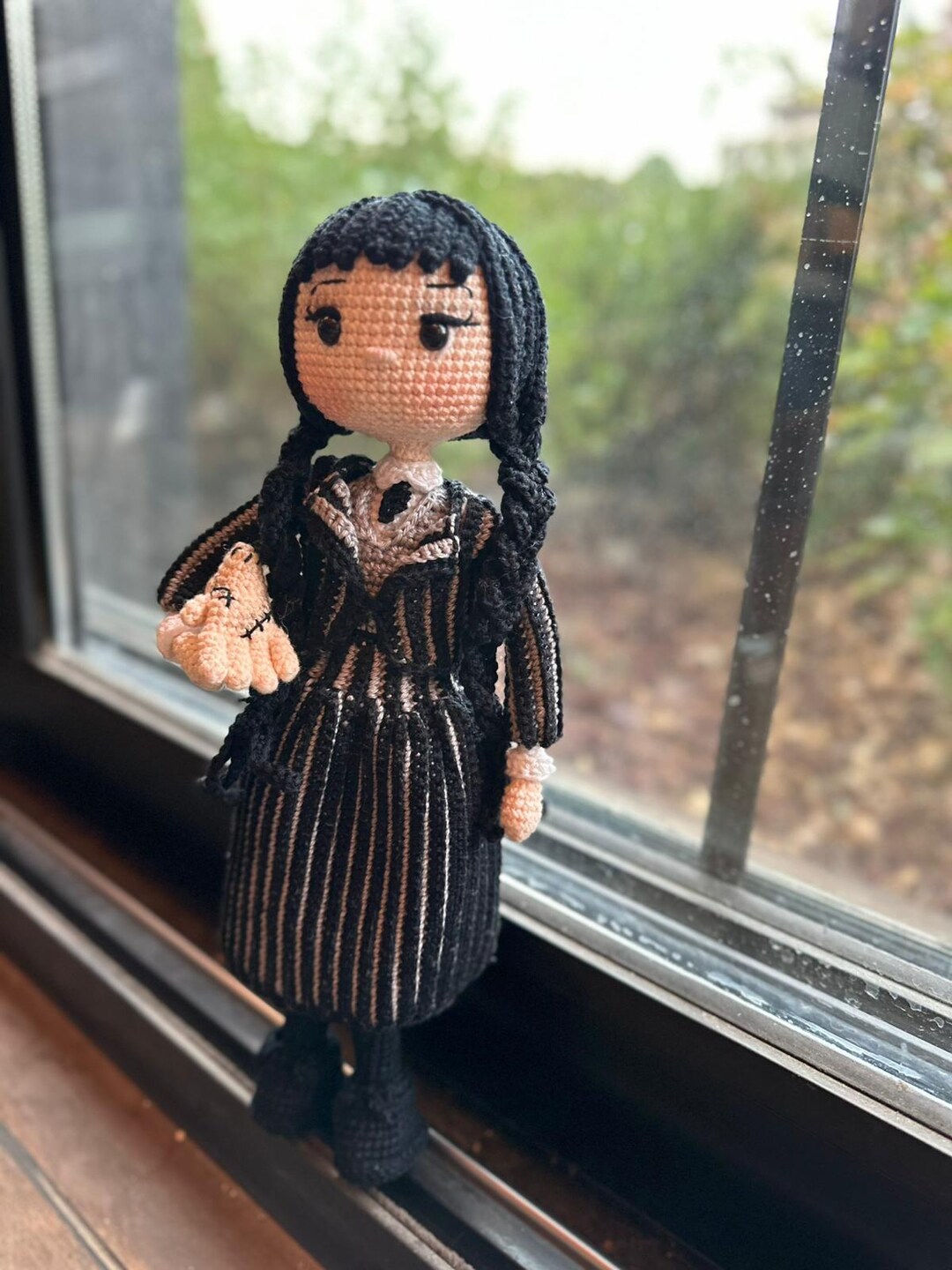 ウェンズデー・アダムスのかぎ針編み人形：手作りあみぐるみと布