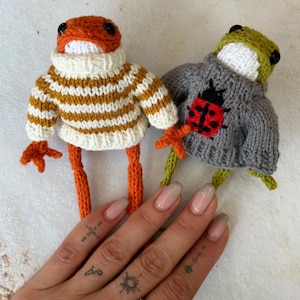 Gehaakte amigurumi-pop kikker: handgemaakt speelgoed van biologisch katoen met geborduurde trui