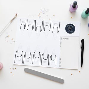 Puede incluir: Un bloc de diseño de arte de uñas con botellas de esmalte de uñas de varios colores, una lima de uñas, un bolígrafo y un pincel. El bloc tiene diseños de uñas y el texto "Booked Up by Mellisa".