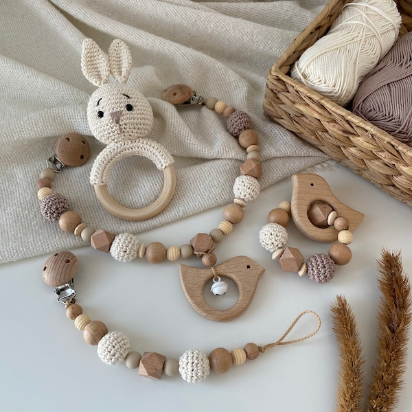 Chaîne poussette personnalisée, chaîne tétine, jouet à préhension, hochet lapin beige en bois crocheté