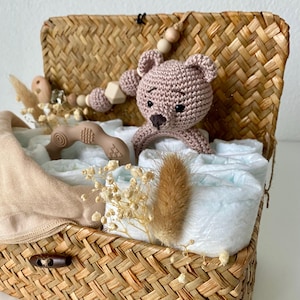 Windelkorb klein Bär beige / Schnullerkette Spucktuch Rassel Greifling / gehäkelt / beige / personalisiert / Geschenk zur Geburt