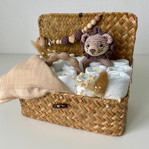 Windelkorb klein Löwe / Schnullerkette Spucktuch Rassel / gehäkelt / beige braun / personalisiert / Geschenk zur Geburt / Windeltorte