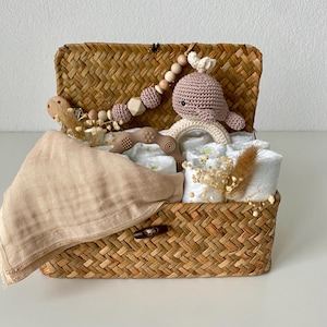Windelkorb klein Wal beige / Schnullerkette Spucktuch Rassel Greifling / gehäkelt / beige / personalisiert / Geschenk zur Geburt