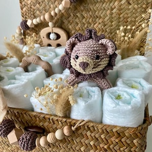 Windelkorb gross Löwe / Kinderwagenkette Schnullerkette Spucktuch Rassel / gehäkelt / beige / personalisiert / Geschenk zur Geburt
