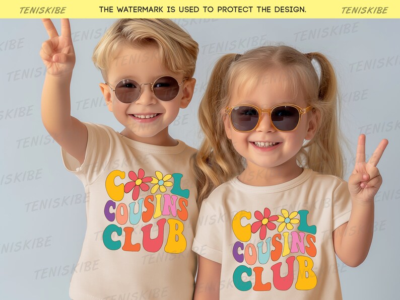 K&ouml;nnte beinhalten: Zwei Kinder tragen wei&szlig;e T-Shirts mit dem Text "Cool Cousins Club" in bunter Retro-Schrift und Blumen. Die Kinder tragen Sonnenbrillen und l&auml;cheln.