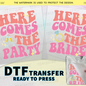 Op de afbeelding: Twee roze en oranje strijktransfers met de tekst "Here Comes The Party" en "Here Comes The Bride". De transfers zijn op een transparante plastic vel en zijn klaar om op een T-shirt te worden aangebracht.