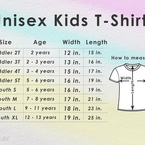 Może przedstawiać: Tabela rozmiar&oacute;w dla dziecięcych koszulek unisex, pokazująca rozmiary od Toddler 2T do Youth XL, z odpowiadającymi im wiekiem, szerokością i długością w calach.