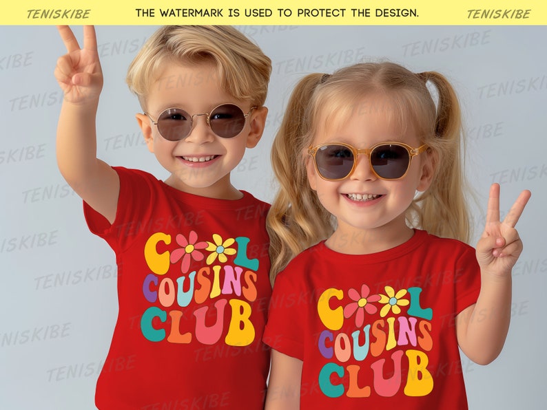 K&ouml;nnte beinhalten: Zwei Kinder tragen rote T-Shirts mit dem Text "Cool Cousins Club" in bunter Retro-Schrift. Die Shirts haben ein Blumendesign. Die Kinder tragen Sonnenbrillen und l&auml;cheln.