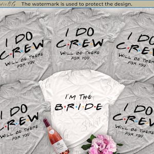 Puede incluir: Cinco camisetas grises con el texto "I Do Crew Will Be There For You" y una camiseta blanca con el texto "I'm The Bride".