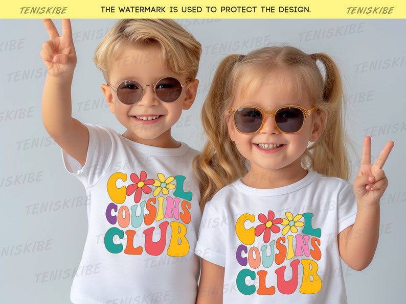 K&ouml;nnte beinhalten: Zwei Kinder tragen wei&szlig;e T-Shirts mit einem bunten "Cool Cousins Club"-Motiv. Das Motiv zeigt eine Retro-Schriftart und Blumen. Die Kinder l&auml;cheln und machen Peace-Zeichen.