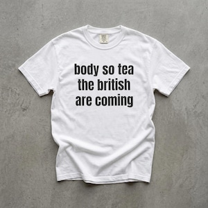 Body So ​​Tea Britterna kommer T-shirt | Rolig meme-t-shirt | Ironisk sarkastisk grafisk t-shirt | Y2K Streetwear-t-shirt
