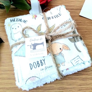 Peut inclure: Un ensemble de débarbouillettes blanches, nouées avec de la ficelle et un ruban. Chaque tissu présente des personnages de dessins animés et du texte, dont "Hedwig" et "Dobby is free." Une petite étiquette indique "Couture de Nathalie."