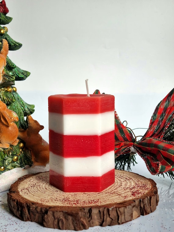 Handgemachte Weihnachtskerze: Rot-weiß gestreifte Säule, festliche Kerze
