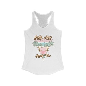 Cabello salado, dedos de los pies arenosos. Ropa de playa. Día de playa. Camiseta sin mangas ajustada de verano. Estado de ánimo festivo. Regalo de viaje. Camiseta de tirantes ideal para mujer con espalda cruzada.