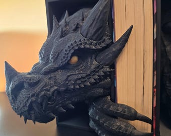 Drachen Buchstütze Book Nook / Versch. Farben möglich/versch. Größen. Wahlweise einzeln oder als Set mit Drachenschwanz. Artikelnummer: 001