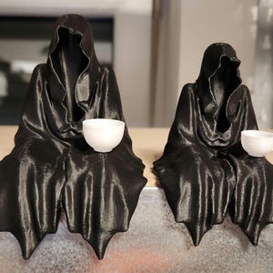 Sitting ghost with removable cup in 2 different sizes. Item number: 002