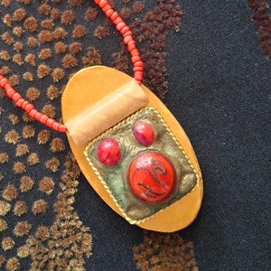 Collana rossa importante per donna, gioielli rossi, collana con ciondolo artistico, collana in carta riciclata, ciondolo importante massiccio, gioielli riciclati