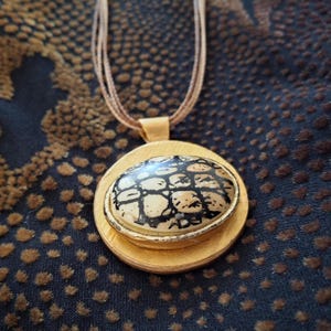 Ciondolo rotondo in carta fatta a mano, gioiello artistico boho per gli amanti del leopardo, collana artistica lunga per regalo di 50° compleanno, gioiello in carta riciclata.