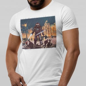 Könnte beinhalten: Weißes T-Shirt mit einer Retro-Illustration eines Roboters in einer Stadtlandschaft. Der Roboter hält einen leuchtenden Stab, während Menschen im Vordergrund fliehen. Der Hintergrund zeigt ein Gebäude und eine Straßenlaterne unter einem regnerischen Himmel.