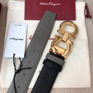 Puede incluir: Un juego de tres tazas de cerámica con acabado mate moteado. Las tazas son de color crema, gris claro y gris oscuro. Cada taza tiene un diseño simple y minimalista.