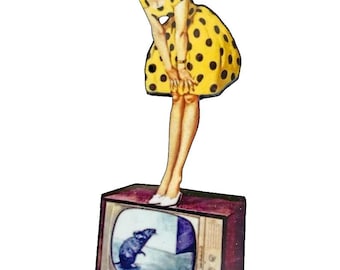 Broche Oddity: Senhora vintage com medo de rato na TV, broche cortado a laser