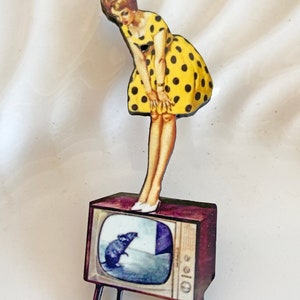 Oddity Brooch: Vintage Lady Scared of Mouse on TV, Laser Cut Pin
