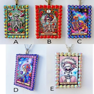 Tarot-Karten-Halskette ~ Pflanzendame, Hundeliebhaber, Mutter, Lehrerin, coole Oma, bunte Strasssteine, lasergeschnittenes Holz mit sublimierten Bildern