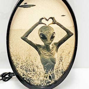 Retro buitenaardse ketting | We Come in Peace ~ Sieraden voor ufo- en ruimteliefhebbers | Lasergesneden gesublimeerd hout | 24" zwarte ketting | Sci-Fi Statement-hanger