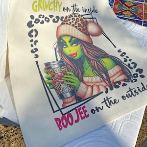 Sac fourre-tout en toile unique ~ Grinchy à l&#39;intérieur, Boojee à l&#39;extérieur ~ Beau design, jolie femme grincheuse buvant du café