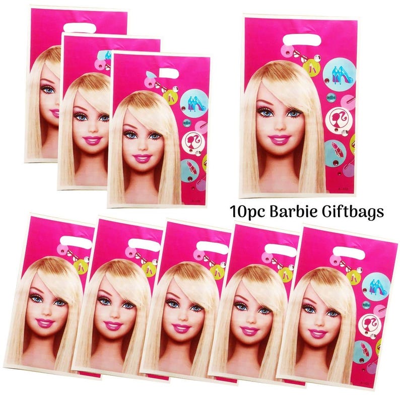 Op de afbeelding: Tien roze cadeauzakjes met een blond poppengezicht met blauwe ogen en roze lippen. De zakjes hebben een handvat aan de bovenkant en zijn versierd met kleurrijke cirkels met afbeeldingen van schoenen en andere accessoires. De tekst "10pc Barbie Giftbags" staat op de zakjes.
