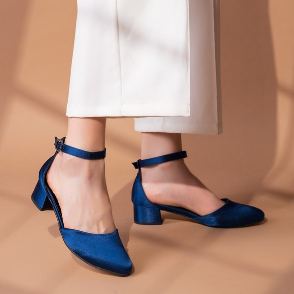 TALONS BLEU MARINE, chaussures de mariage en satin bleu marine, chaussures de demoiselle d'honneur en satin, talons de fiançailles, chaussures en satin bleu marine, quelque chose de bleu à talons en satin