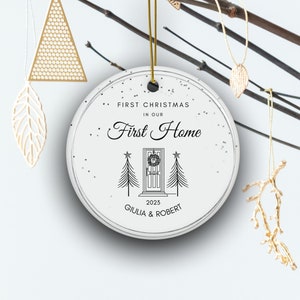 Adorno navideño personalizado de cerámica para el árbol de Navidad: Primera Navidad en nuestro primer hogar. Recuerdo navideño personalizado.