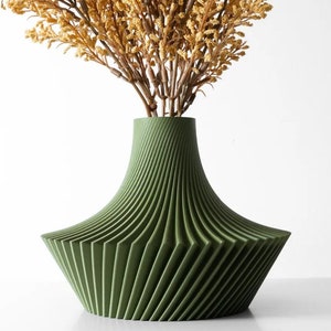 Uniquely designed vase for plants and flowers. Botany Chic Trottle: The Vase that Transforms the Ordinary into the Extraordinary.