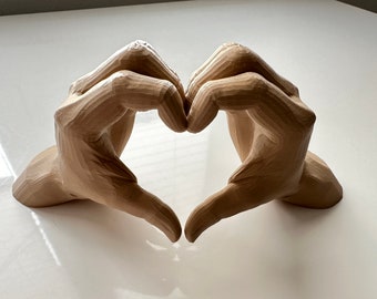 Cuore d’Arte: Scultura a Mani Intrecciate