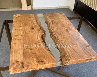 手作りの天然木と透明樹脂を使用したリバーテーブル - 正方形のコーヒーテーブルまたはダイニングテーブル