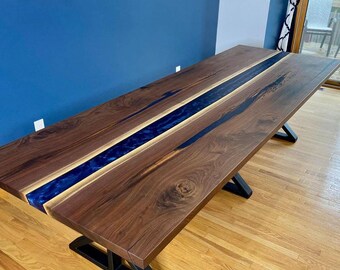 手作りのウォールナットエポキシリバーテーブルトップ：ライブエッジブルーレジンダイニングテーブル