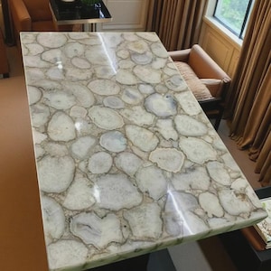 Handgefertigte Tischplatte aus weißem Achatstein - Luxusedelsteinmöbel - Benutzerdefinierter Couchtisch, Esstisch oder Arbeitsplatte - natürlicher Achattisch