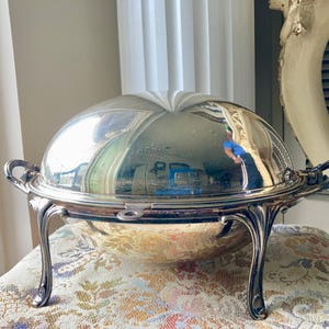 Puede incluir: Una tabla de cortar de madera hecha a mano con un acabado natural. La tabla presenta un borde natural en un lado y una forma rectangular lisa. Mide aproximadamente 45 cm de largo y 30 cm de ancho.