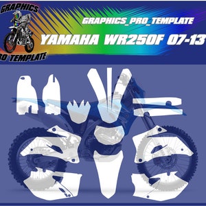 Könnte beinhalten: Weißer Motorrad-Grafik-Kit für eine Yamaha WR250F, Modelljahre 2007-2013. Das Kit enthält Grafiken für den vorderen Kotflügel, die Seitenverkleidungen, die Kühlerverkleidungen, die Schwinge und die Nummernschilder.