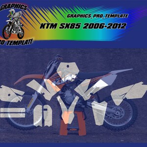 Puede incluir: Un conjunto de calcomanías gráficas de motocross blancas y naranjas para una motocicleta KTM SX85 2006-2012. Los gráficos se muestran en una motocicleta con un fondo azul.