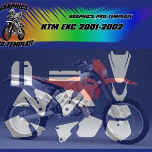 Op de afbeelding: Een set witte motocross graphics voor een KTM EXC 2001-2002 motorfiets. De graphics omvatten een voorspatbord, zijpanelen, nummerplaten en een achterbrug.