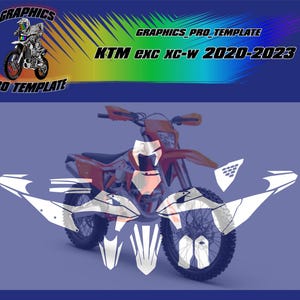 Op de afbeelding: Witte grafische stickers voor een KTM EXC XC-W 2020-2023 motorfiets. De stickers worden getoond op een witte achtergrond met een gedeeltelijk zichtbare oranje motorfiets.