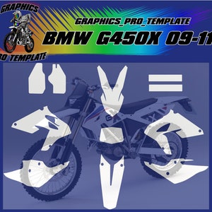 Könnte beinhalten: Ein weiß-blaues BMW G450X 09-11 Motorrad mit einer grafischen Vorlagenüberlagerung. Das Bild enthält den Text "GRAPHICS PRO TEMPLATE" und eine Grafik eines Fahrers auf einem Motorrad. Das Motorrad ist vor blauem Hintergrund.